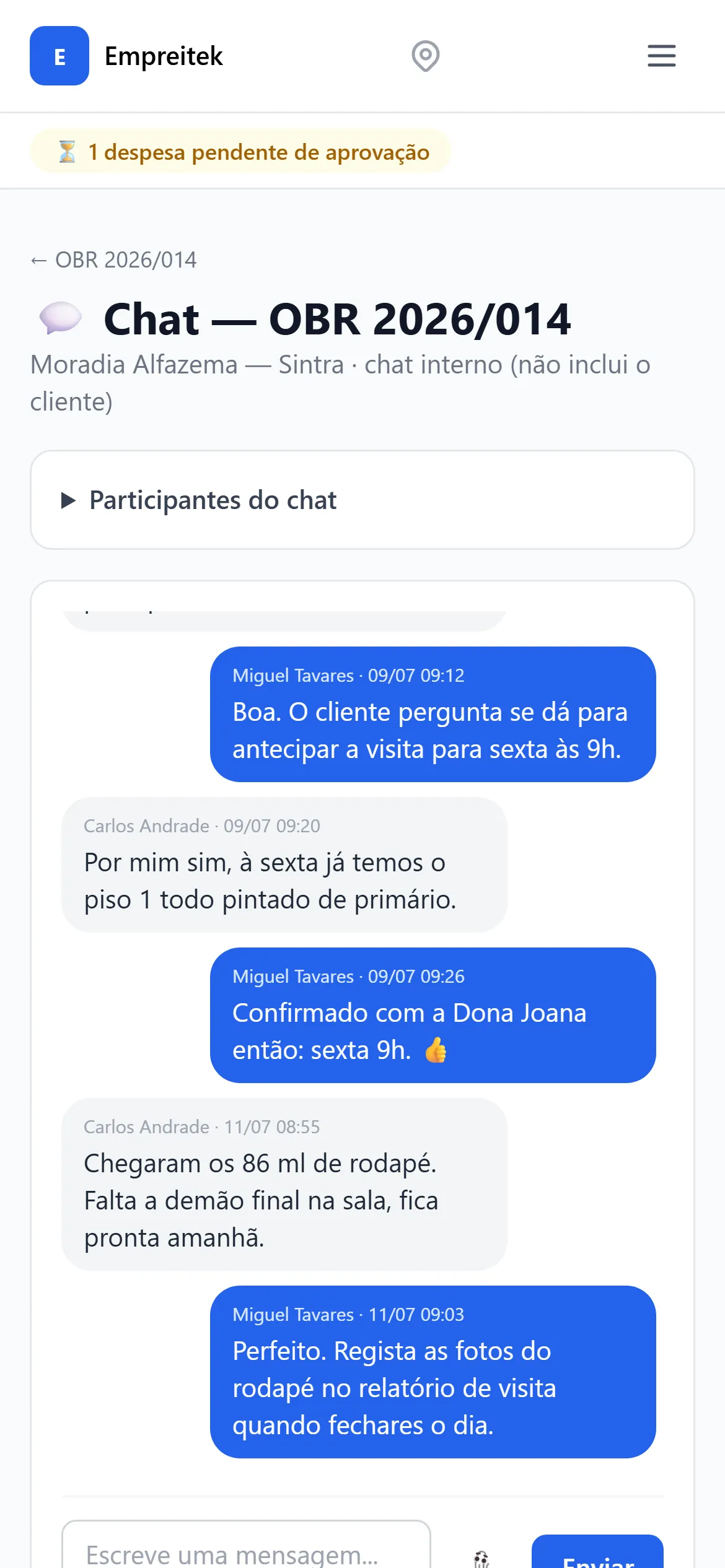 Chat da obra no telemóvel com mensagens entre o escritório e o encarregado