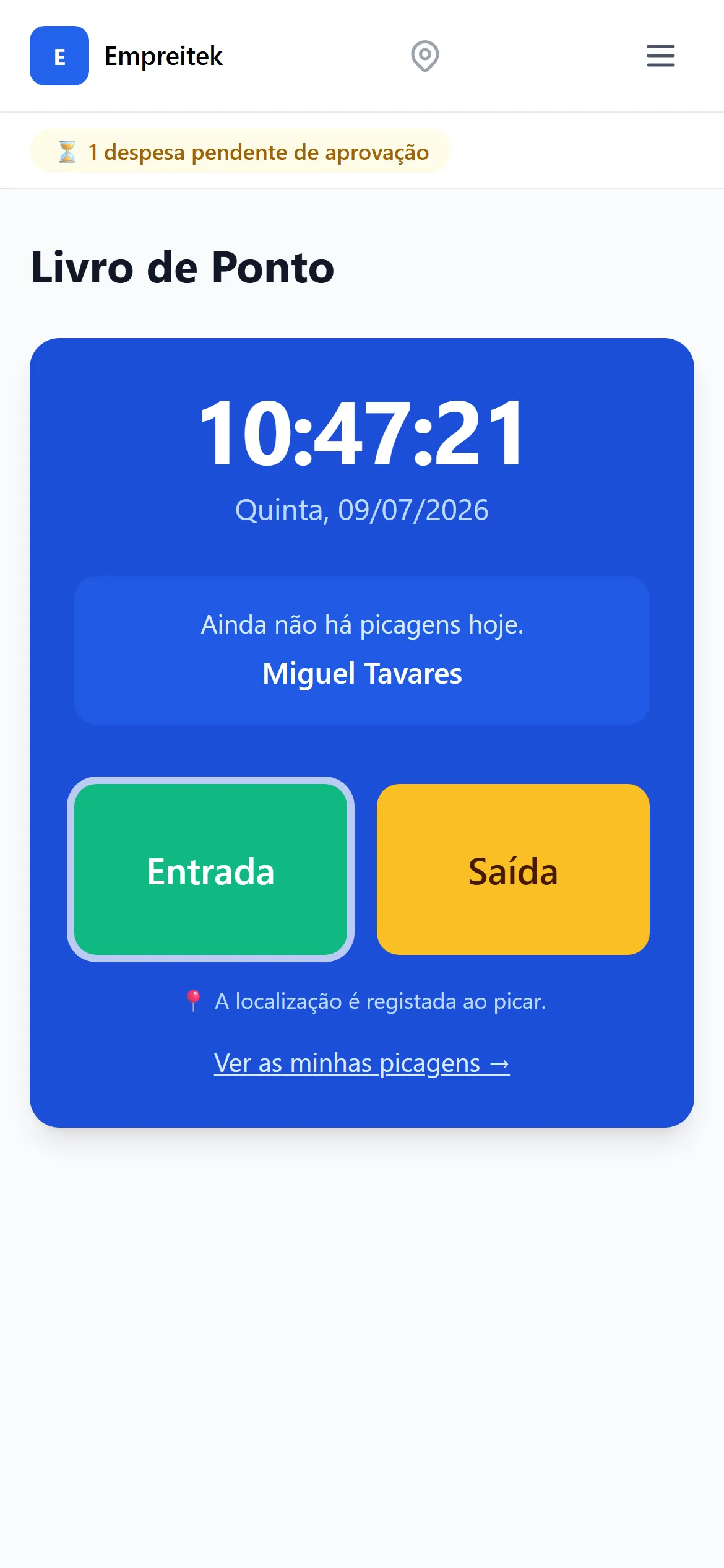 Livro de ponto no telemóvel: relógio, botões de entrada e saída e a última picagem com a obra